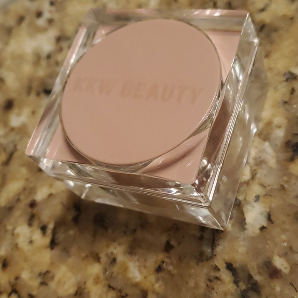 KKW BEAUTY BRIGHTENING POWDER